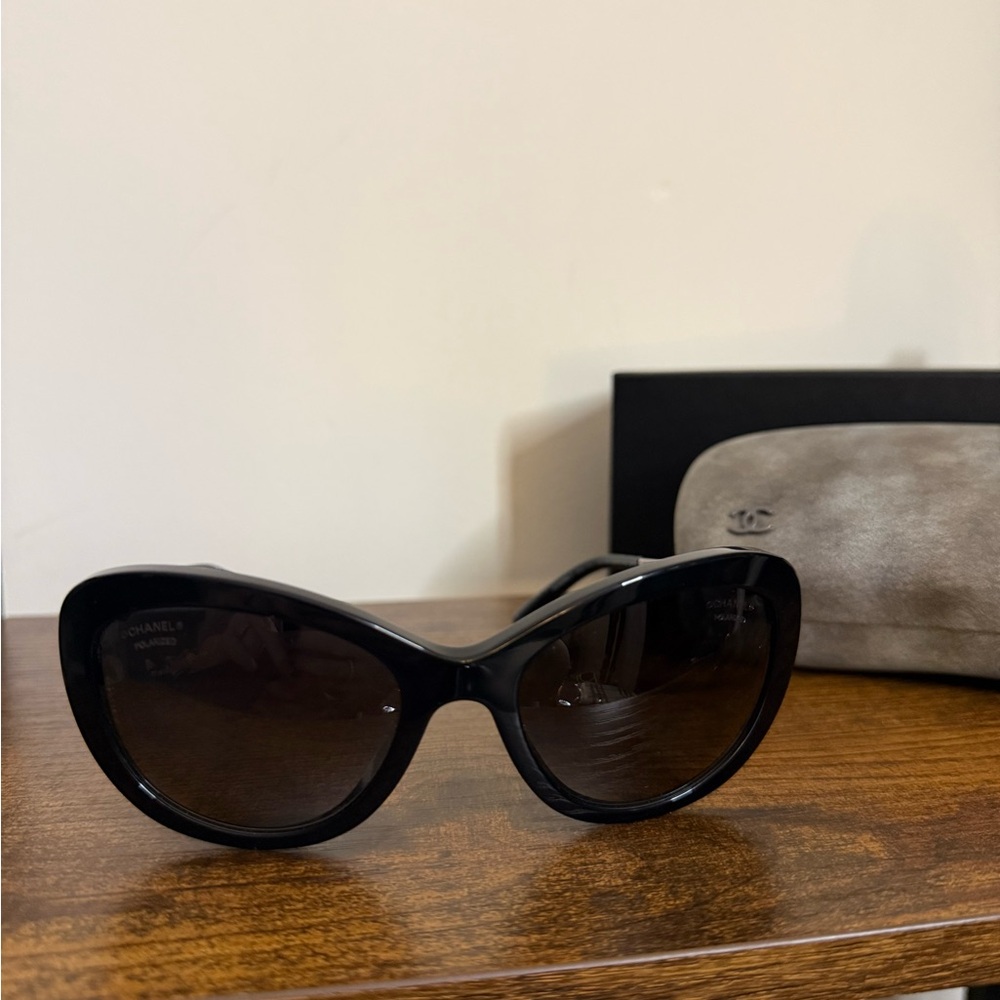 CHANEL Black Pearl Polarized Sunglasses - Picture 12 of 12
